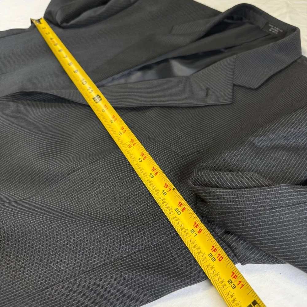 Jones New York 2 Piece Suit Men's Size 42L Pants 36X33 Gray Pinstriped 100% Wool